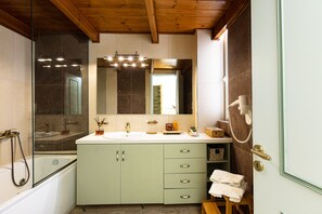 Badewanne, Whirlpool, Haartrockner, Handtücher