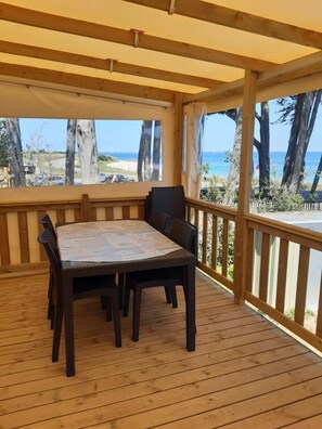 屋外ダイニングエリア