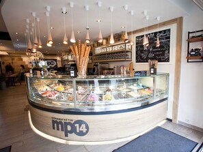 Luokittelematon kuva, 4 kautta 37, painike