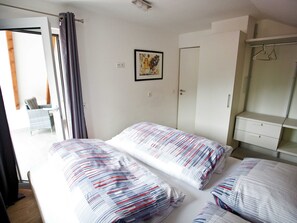 2 bedrooms, desk, WiFi, bed sheets
