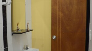 Bathroom - Balconies of the Casona Hostel (Guatapé)