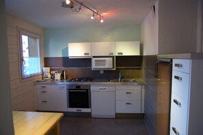 Køleskab, mikrobølgeovn, ovn, kogeplade