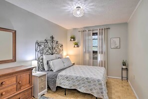 3 bedrooms, desk, iron/ironing board, travel cot - Enchanting Family House w/ Balcony < 3 Mi to WVU! (Morgantown)