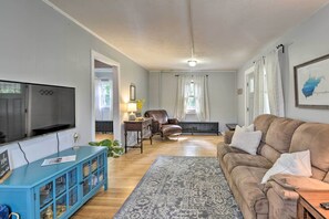 TV, books - Enchanting Family House w/ Balcony < 3 Mi to WVU! (Morgantown)
