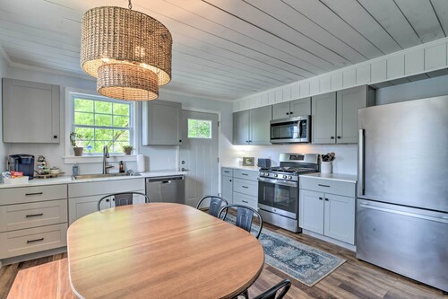 Enchanting Family House w/ Balcony < 3 Mi to WVU!