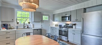 Enchanting Family House w/ Balcony < 3 Mi to WVU!