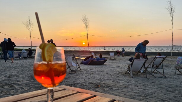 A sunset view with beach chairs and a table with a drink. - Eilers, Katja Lilly, Ferienwohnung Lilly - Ferienwohnung Lilly (Varel)