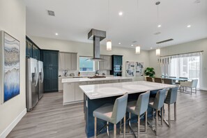 Køleskab, mikrobølgeovn, ovn, kogeplade