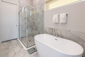 Badewanne, Haartrockner, Handtücher