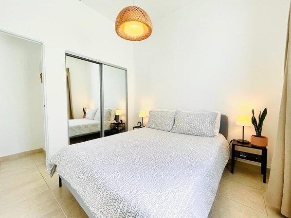 1 bedroom, iron/ironing board, free WiFi, bed sheets - Fast WiFi-Walk to Markets, Pharmacy, Eateries (A1) (San Juan)