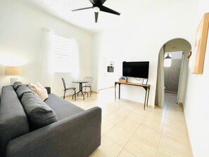 Smart TV - Fast WiFi-Walk to Markets, Pharmacy, Eateries (A1) (San Juan)