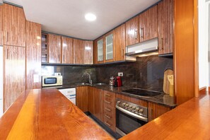 Fridge, microwave, oven, coffee/tea maker