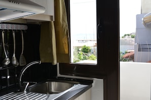 Studio - utsikt mot poolen | Eget kök | Kylskåp, mikrovågsugn, spishäll och kaffe- och tebryggare