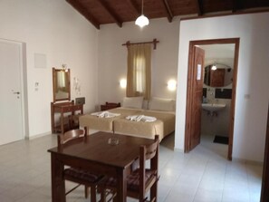 Safe på rommet, skrivebord, strykejern/-brett og wi-fi (inkludert)