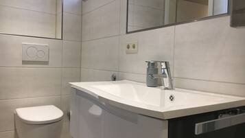 Haartrockner, Handtücher, Seife, Toilettenpapier