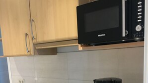 A kitchen with a microwave, coffee maker, and a sink. - "elise" Apartments Nr.1 2019 Hochwertig Eingerichtetes Apartment (Mücheln (Geiseltal))