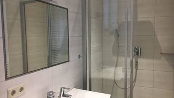 Haartrockner, Handtücher, Seife, Toilettenpapier