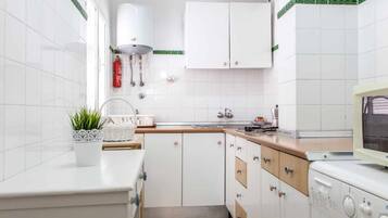 Réfrigérateur, micro-ondes, cafetiÚre/bouilloire, grille-pain