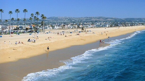A beach with people, palm trees, and houses in the background. - Amazing Family Friendly Newport Beach Home - 1 Block To Ocean (C2) (Newport Beach)