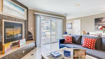 Vil·la (3 Bedrooms) | Sala d'estar | Televisor, llar de foc, Netflix i serveis de streaming