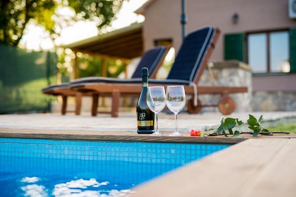 Pool | Seasonal outdoor pool, pool umbrellas, sun loungers - Villa G&P (Trilj)