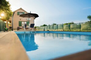 Piscina | Una piscina al aire libre de temporada, sombrillas, tumbonas