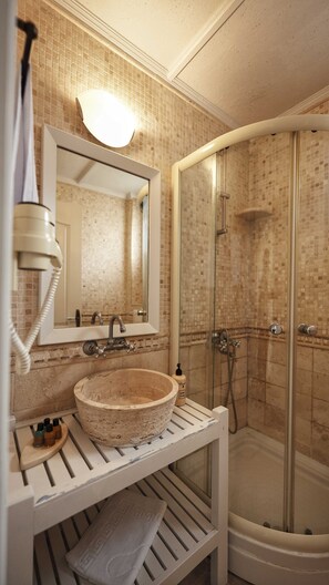 Deluxe Room | Bathroom | Shower, hydromassage showerhead, free toiletries, hair dryer