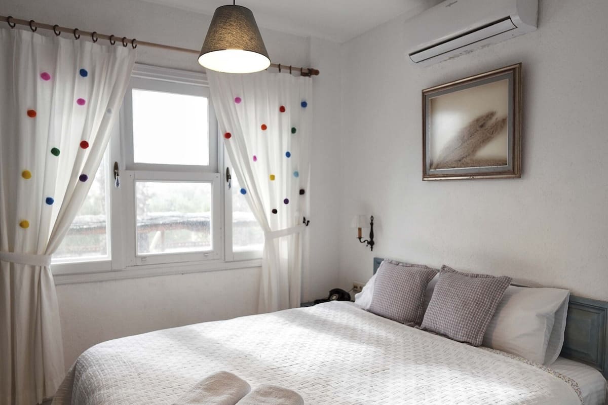 Deluxe Room | Desk, free WiFi