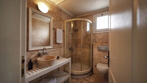 Traditional Room | Bathroom