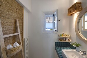 Baignoire, serviettes fournies, papier toilette
