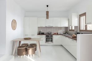 Fridge, oven, stovetop, dishwasher