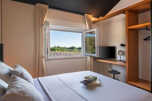 2 bedrooms, in-room safe, iron/ironing board, travel cot - Brajdine Lounge overlooking an enchanting lavender field (Juršići)