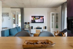 Smart-TV, Kamin, Bücher