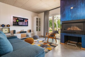 Smart TV, fireplace, books - Brajdine Lounge overlooking an enchanting lavender field (Juršići)