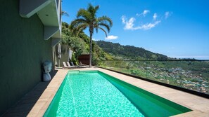 A heated pool, pool loungers - Mansão Macau by LovelyStay (Arco Da Calheta)