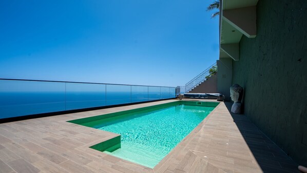 A heated pool, pool loungers - Mansão Macau by LovelyStay (Arco Da Calheta)