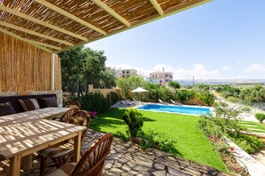 Een buitenzwembad en ligstoelen