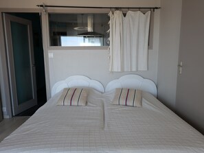 1 bedroom - Seaside Apartment with Garage, Balcony, and Stunning Views (Les Sables-d'Olonne)