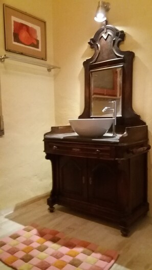 Shower, hair dryer, bidet, towels - 7km sea-Hilly-Strategic location-Surrounded by Nature Parks of Sea Alps Lake. (Toscana)
