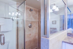 Regadera, secadora de cabello, jabón, shampoo 