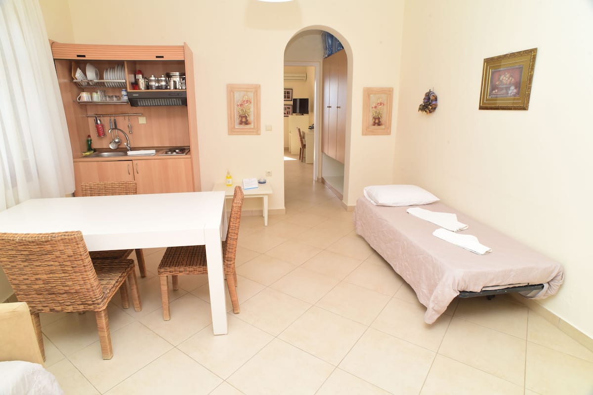 Comfort Apartment | Desk, laptop workspace, soundproofing, WiFi (free)