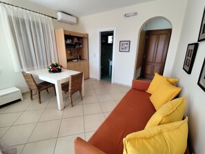 Tremannsrom | Skrivebord, skrivebord for bærbar PC, lydisolert og wi-fi (inkludert)