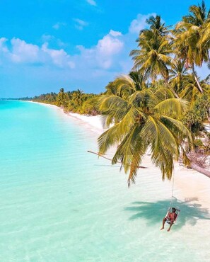 Beach nearby, sun loungers, beach towels -  Summer sky thoddoo  (Thoddoo)