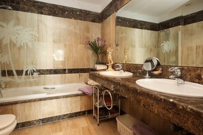 Ensemble douche/baignoire, sèche-cheveux