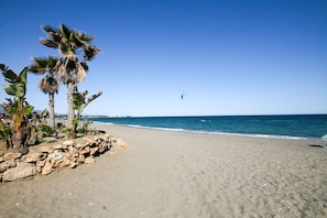 Una spiaggia nelle vicinanze