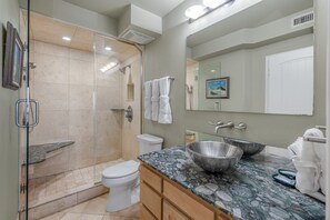 Shower, hair dryer, towels - Sea Gull #604L: Beachfront 1 Bedroom 1 Bathroom With Spectacular Views and 24 Hour Management (Port Aransas)