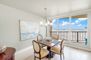 Dining - Sea Gull #604L: Beachfront 1 Bedroom 1 Bathroom With Spectacular Views and 24 Hour Management (Port Aransas)