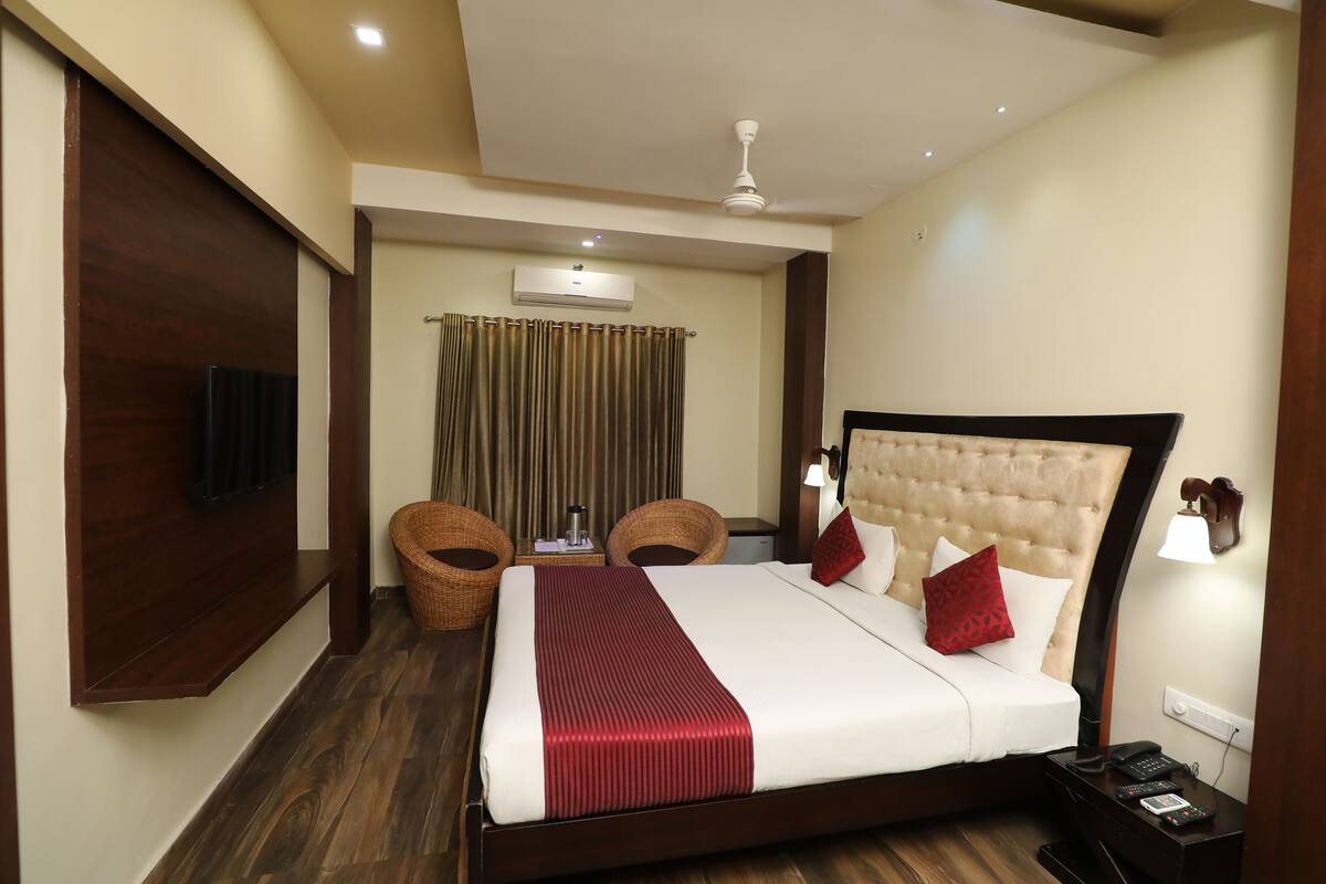 Super Deluxe Room | Premium bedding, rollaway beds, free WiFi