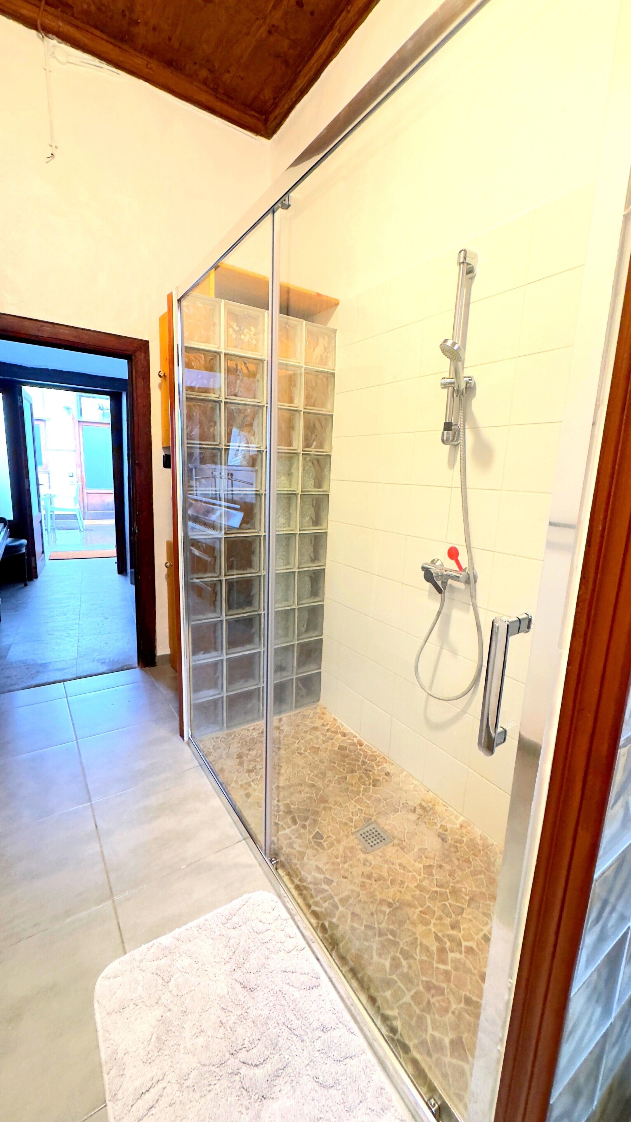 Een douche, een haardroger, handdoeken