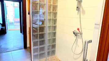 Een douche, een haardroger, handdoeken